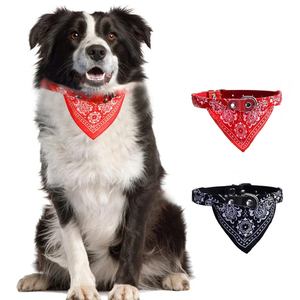 Elegante Collare Bandana per Animali Domestici in Poliestere Taglia M Regolabile con Stampa Decorativa e Sciarpa - Product Image 1