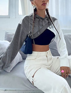 Vente en gros de sweat à capuche personnalisé pour femmes haut court uni en coton et polyester logo à l'avant streetwear décontracté épaules tombantes pour l'automne - Product Image 6