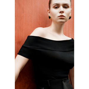 Enveloppez-vous dans l'éclat élégant du haut en tricot Briona Une pièce chic à épaules dénudées conçue pour embrasser doucement chaque courbe - Product Image 2