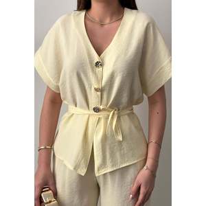 Conjunto de Dos Piezas Modal con Detalles de Botones Amarillos - Amarillo - Product Image 3