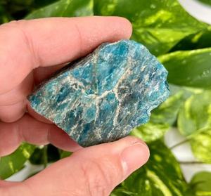 Vente en gros de pierres précieuses Feng Shui bleues naturelles en cristal brut d'apatite de qualité supérieure pour la guérison et la méditation - Product Image 4