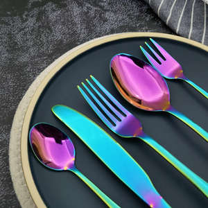 Ensemble de couverts arc-en-ciel offrant une finition multicolore saisissante et une construction robuste, idéal pour les familles élégantes - Product Image 3