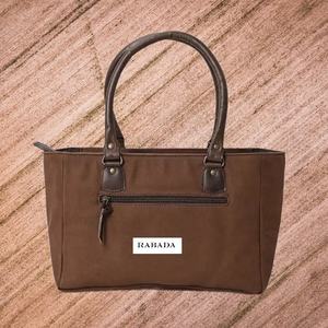 Los últimos bolsos de mano Western Weekender para mujer, cuero de vaca hecho de Parte delantera azética con parches con lona reciclada con asas de cuero - Product Image 2