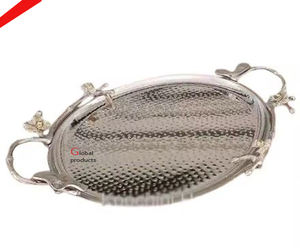 Bandeja de servicio de aspecto martillado de metal con acabado plateado de diseño clásico con mango de diseñador para restaurante y bar de hotel - Product Image 1