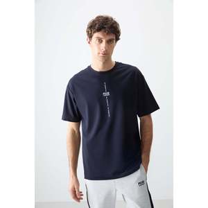 เสื้อยืดผู้ชายสีกรมท่า ผ้าฝ้ายเนื้อนุ่ม หนา พิมพ์ลาย ทรงโอเวอร์ไซส์ - 88373 - สีกรมท่า - Product Image 1
