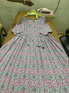 Un vestido de maternidad con estampado de rayón perfecto, cómodo, elegante y versátil para mamás de moda con cremalleras de fácil manejo. - Product Image 3