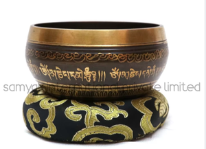 Coffret cadeau de bol chantant en métal Mantra Art le plus vendu gravé pour la thérapie de contrôle de l'esprit et les pratiques de yoga religieux - Product Image 4