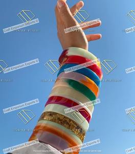 Pulseras de resina talladas a mano, pintadas con remolinos multicolor, acabados únicos, accesorios llamativos de moda para todos los días - Product Image 3
