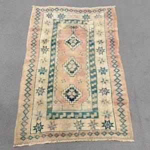 Alfombra Turca Vintage de 2.6x3.9 pies, Alfombra Pequeña de Lana Azul con Diseño de Camuflaje - Product Image 1