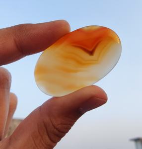 Lavira-Piedra preciosa de ónix rojo con cristal azul natural, diseño único de águila, forma ovalada, cabujón con parte posterior plana, calibrado Suelto - Product Image 5