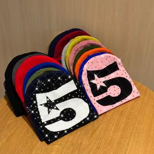 Bonnet d'hiver unisexe en acrylique en gros, bonnet populaire pour hommes et femmes, couleur unie, tricoté, motif de personnage - Product Image 4