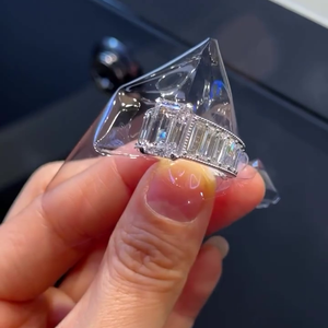 Bague en diamant de laboratoire émeraude certifiée IGI 10.00ctw avec pierres latérales D-E-F VVSVS, élégante et certifiée IGI D-E-F VVSVS - Product Image 5