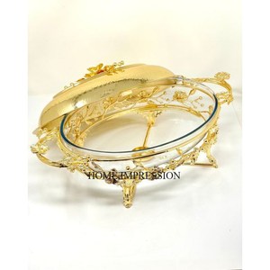 Casserole de forme ronde polie brillante de couleur argentée avec support de designer antique plaqué or de haute qualité et couvercle supérieur à texture martelée - Product Image 5