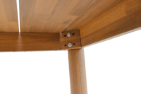 Table à manger en bois d'acacia massif conçue pour les repas en famille, offrant une construction durable et une structure stable