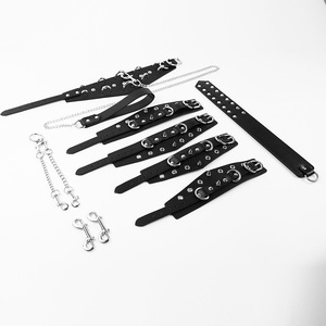 Conjunto de Lencería Sexy para Hombre, Estilo Punk, de Cuero, con Collar, Esposas y Látigo - Product Image 3