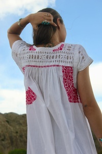 Vestido de Verano Vintage Oaxacano, Corte en A, Largo Té, Talla XL, Algodón, Bordado a Mano con Rosas, Colores Vibrantes, Mangas Cortas Sexys - Product Image 4