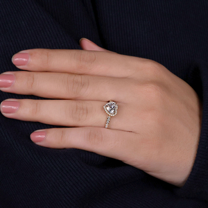 Bague de fiançailles en diamant de laboratoire en forme de cœur 1 CT, bague de mariage pavée d'halos de diamants, bague en diamant cœur, cadeau d'anniversaire - Product Image 2