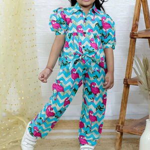 Trendy Girls' Flamingo Print Casual Coord Set Top de manga corta con botones y mangas abullonadas y pantalones a juego - Product Image 1