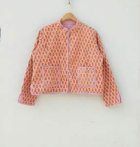 Chaqueta acolchada de algodón informal Abrigo Reversible Temporada de invierno Kantha Chaqueta corta Estampado de bloques a mano Tela tejida Técnicas lavadas - Product Image 1