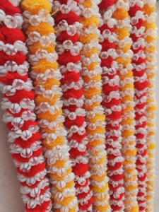 พวงมาลัยดอกไม้ประดิษฐ์จาก Mogra มีลูกบอลขนสัตว์สีแดงและสีเหลืองสำหรับงานแต่งงานเทศกาลและการตกแต่งบ้านและการใช้ในพิธี - Product Image 5