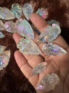 Vente en gros de pointes de flèches en cristal de quartz Aura pointes de cristal recouvertes d'arc-en-ciel pour la guérison et l'artisanat décoratif en pierre - Product Image 4