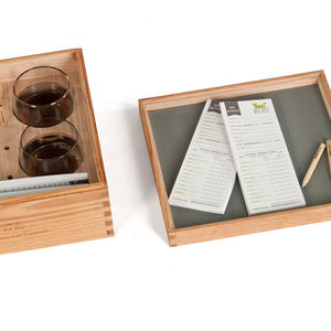 Set de Degustación de Whisky en Caja de Madera de Roble con 4 Vasos, Cuaderno y Bolígrafos Incluidos - Product Image 3