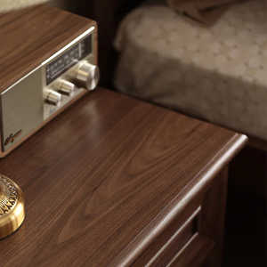 Table de chevet Elle de qualité supérieure avec une finition en bois élégante, un design moderne et un rangement spacieux pour un décor de chambre élégant - Product Image 2