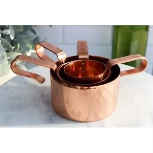 Ensemble de tasses à mesurer élégantes avec finition dorée, parfait pour offrir en cadeau lors de mariages, d'anniversaires et de célébrations de pendaison de crémaillère - Product Image 2