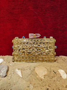 Pochette en pierre de quartz naturelle avec cadre en or orné, devant en mosaïque de pierre, accessoire de luxe artisanal - Product Image 4