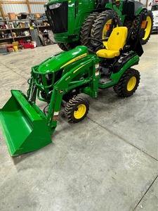 Tractor Compacto John Deere 1025R con Cucharón Frontal, 25 HP, 4x4, para Agricultura y Jardinería - Product Image 3
