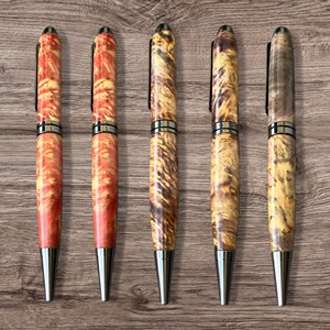 Collection Saphir : Stylo à bille artisanal avec corps en résine vert-rouge-bleu, cadeau de retraite, de remise de diplôme, fabriqué au Vietnam - Product Image 1