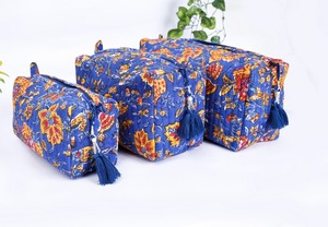 Conjunto de bolsa de cosméticos de algodón acolchado hecho a mano en la India con estampado de bloques para neceser - Product Image 2