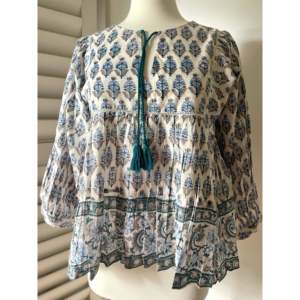 Blusa Bohemia para Mujer con Cuello con Volantes, Estampado a Bloques, Cuerpo Cuadrado - Popelina Tejida Color Verde Azulado, Corte Holgado, Talla XL, para Fiesta, Temporada de Otoño - Product Image 2