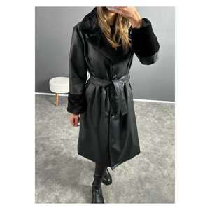 Trench da donna lungo in pelle nera con collo di pelliccia e polsino - Product Image 4