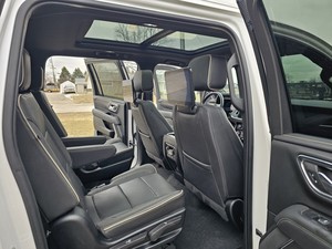 OFFRE EXCEPTIONNELLE 2023 CHEVROLET SUBURBAN PREMIERE 4X4 TOIT OUVRANT CAMÉRA DE RECUL NAVIGATION DVD DANS TOUTES LES TÊTES DESièges REMPLISSES DE DVD V8 CYLINDRES - Product Image 4