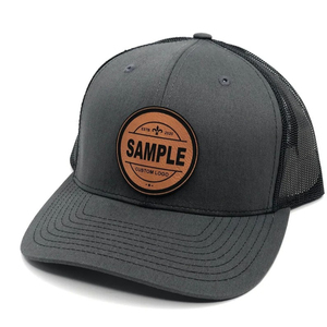 Chapeaux de sport OEM personnalisés à 6 panneaux en maille à bord pré-incurvé, vente en gros de casquette de camionneur avec étiquette tissée et logo brodé - Product Image 1