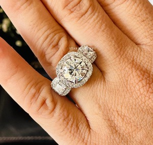 Anillo de compromiso solitario de diamante moissanita de tres piedras de oro macizo de 14 quilates. - Product Image 1