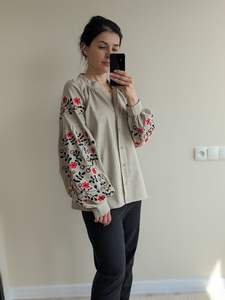 เสื้อเบลาส์ผ้าลินินจากยูเครนเสื้อเบลาส์สไตล์วินเทจซักได้ปักลายดอกไม้แขนพัฟสีแดงดำ - Product Image 4