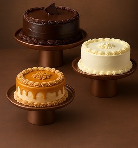 Le support à gâteau décoratif en métal fini or luxueux ajoute une touche de sophistication à toute célébration ou décor de thé haut de gamme - Product Image 1