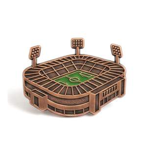 Badge Souvenir de Football Traditionnel Personnalisé en Zinc Plaqué Argent avec Impression Sérigraphiée et Épingle - Product Image 3