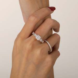 แหวนหมั้นชุบโรเดียมทรงเจ้าหญิงประดับเพชรสามเม็ดแบบเจลิยา ทวิสต์ - Product Image 6