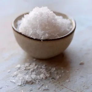 卸売プレミアム品質ピュアホワイト生ヒマラヤ塩シーロッククリスタル天然テーブルホワイトソルト家庭での調理に使用