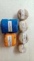 Fil en fibres naturelles sur mesure comprenant des rouleaux de ruban de lin en sisal, mauvaises herbes de la mer, fibre d'ananas pour le tricotage à la main, à des fins de revente