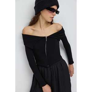 Blusa con Detalle de Cierre en el Hombro Descubierto - Product Image 1