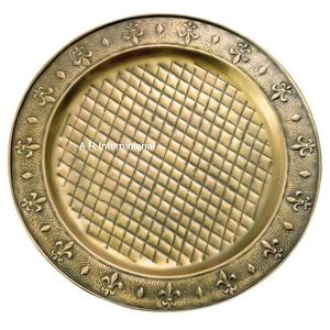 Plato de Presentación Metálico Calado y Repujado de Alta Calidad en Color Dorado para Fiestas, Hoteles y Restaurantes - Product Image 6
