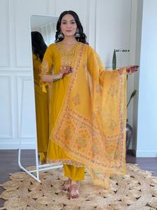 Salwar Kameez en viscose pour femmes de la boutique indienne Nx avec broderie et sequins pour les fêtes, les mariages et les tenues décontractées - Toutes saisons - Product Image 5