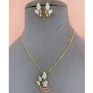 Maravilloso Juego de Pendientes con Colgante de Diseño en Acabado Dorado con Piedras AD, Ideal para Bodas y Fiestas, Colección para Mujer - Product Image 1