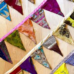 ธงส่าหรีผ้าไหมรีไซเคิลวินเทจของตกแต่งบ้านเป็นมิตรต่อสิ่งแวดล้อมของตกแต่งหอพักที่แขวนผนังสำหรับตกแต่งห้องหรือใช้ในงานแต่งงาน - Product Image 1