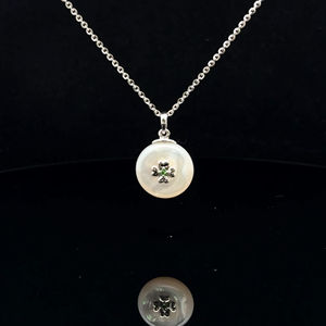 Colgante de Trébol de Cuatro Hojas en Plata 925 |   Nácar Blanco y Tsavorita |   Joyería Fina Personalizada OEM |   Cantidad mínima de pedido: 1 pieza - Product Image 1