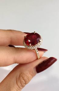 แหวนทอง 14k ประดับทับทิมสังเคราะห์ทรงรีขนาด 10x12 มม. ประดับเพชรด้านข้าง แหวนเดือนกรกฎาคม แหวนแต่งงาน แหวนเพชรเม็ดเดี่ยว สำหรับทั้งชายและหญิง - Product Image 3